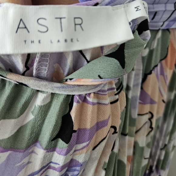 NWT ASTR the Label Blythe Floral Plisse Midi Dress | Coral Multi | Size M - Picture 6 of 8